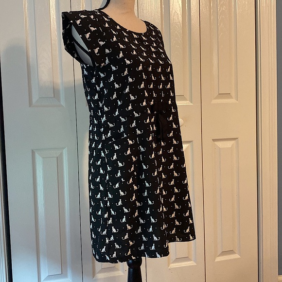 Cute sheath-style short dress with cat print - Picture 2 of 3